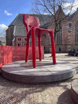 903600 Afbeelding van de vier meter hoge stoel van klei ( Clay Stoel ) van ontwerper Maarten Baas op het ...